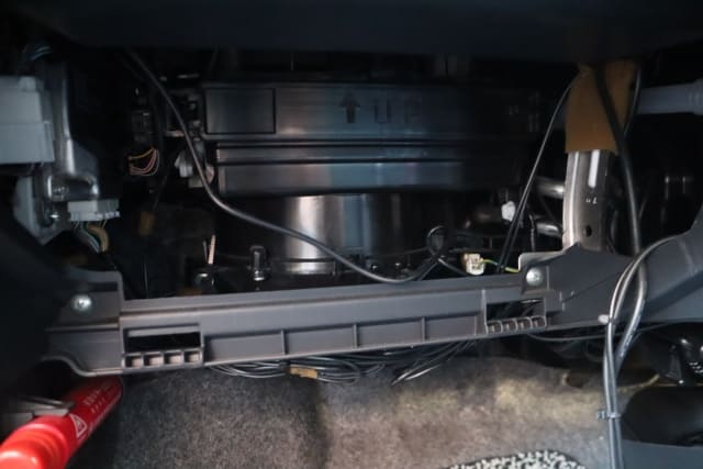 グローブボックスを外す