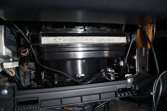 古いエアコンフィルターを引き抜く